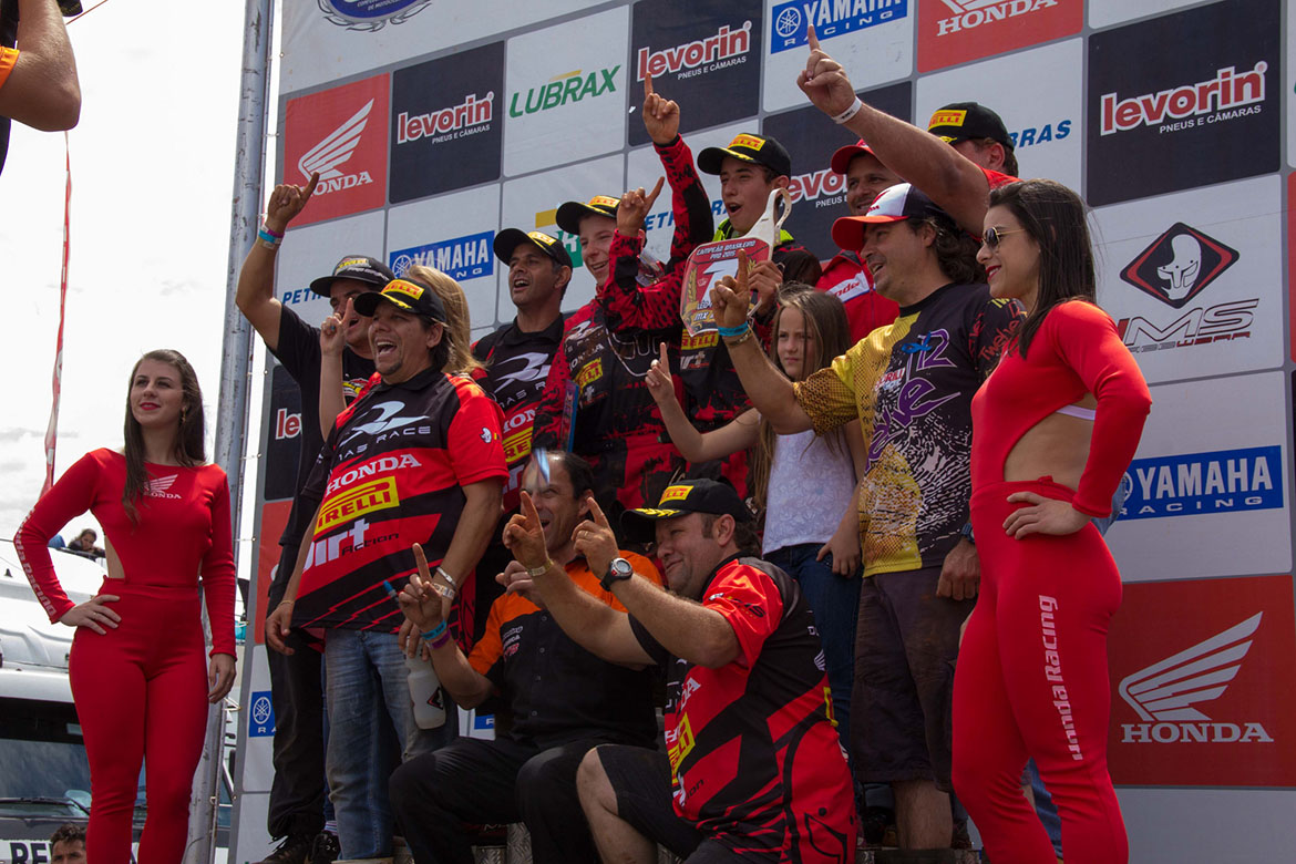 campeonato-brasileiro-de-motocross-pro-2015-5-quinta-etapa-podio-01
