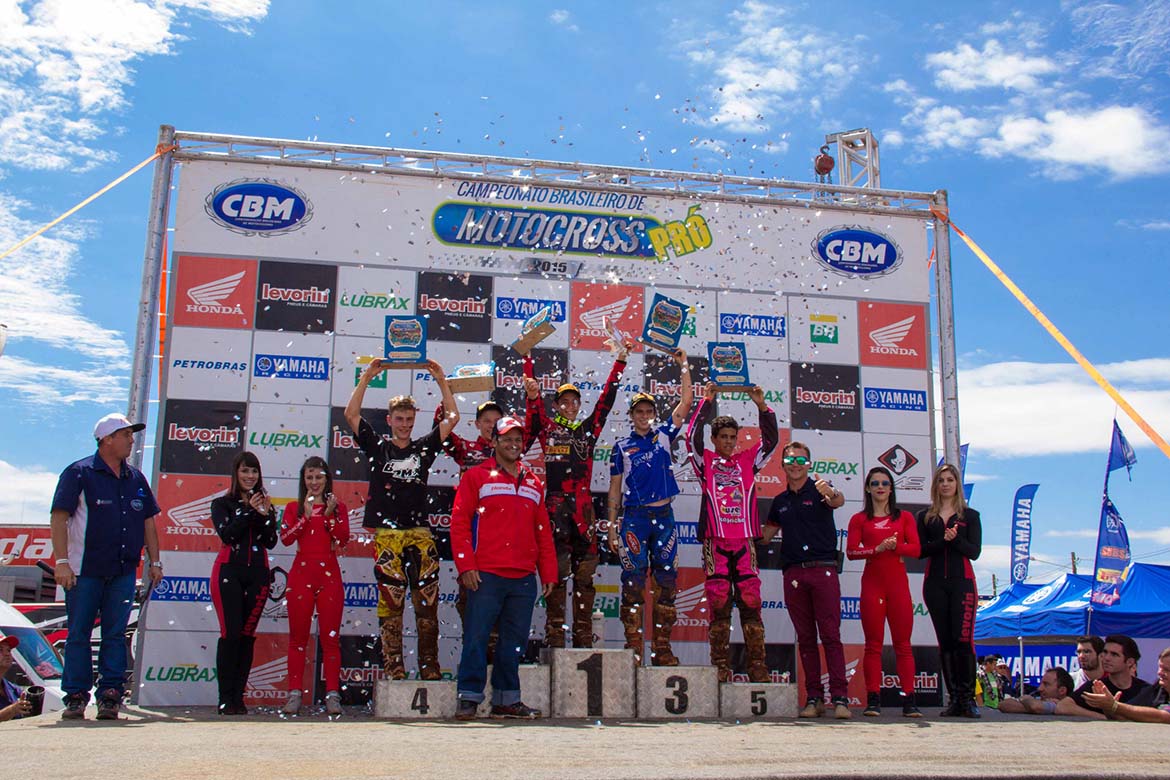 campeonato-brasileiro-de-motocross-pro-2015-5-quinta-etapa-podio-02