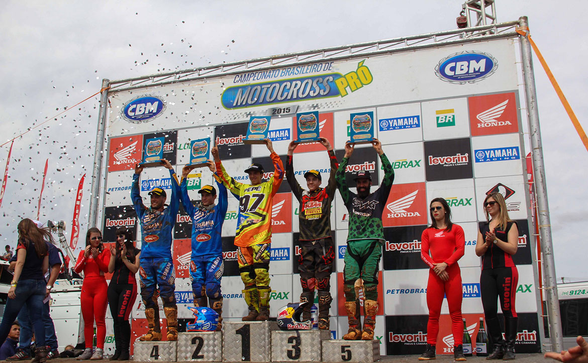 campeonato-brasileiro-de-motocross-pro-2015-5-quinta-etapa-podio-mx2